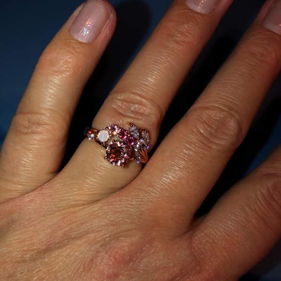 Floral ring - Picture 1 of 1